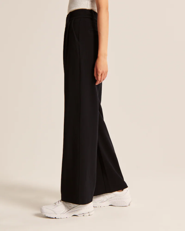 Pantalon taille haute à jambes larges et coupe ajustée