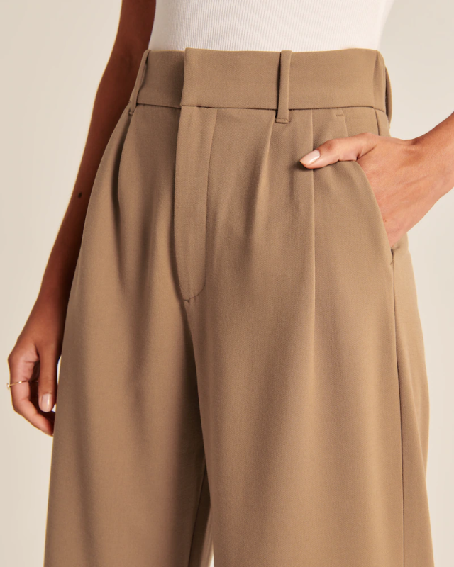 Pantalon taille haute à jambes larges et coupe ajustée