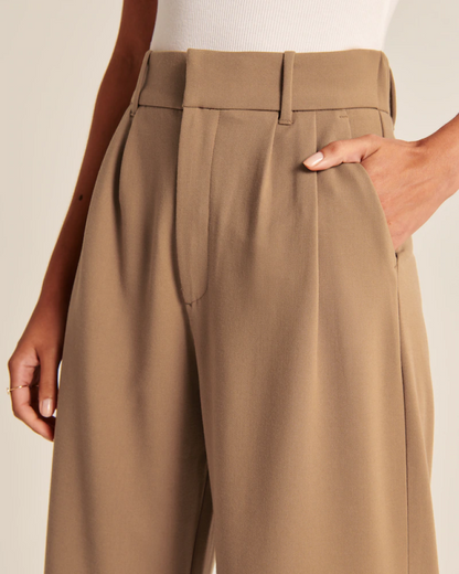 Pantalon taille haute à jambes larges et coupe ajustée