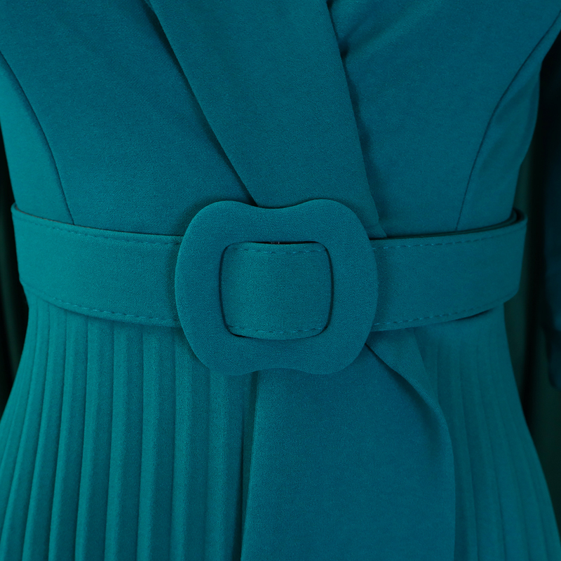 Robe élégante avec encolure en V, plis et ceinture