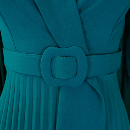 Robe élégante avec encolure en V, plis et ceinture