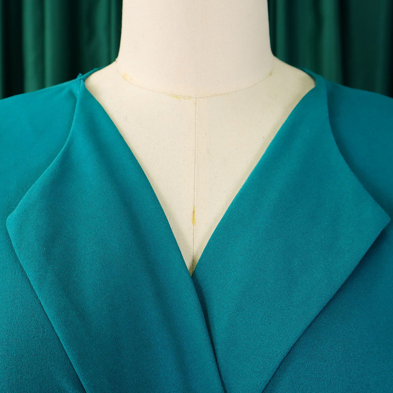 Robe élégante avec encolure en V, plis et ceinture