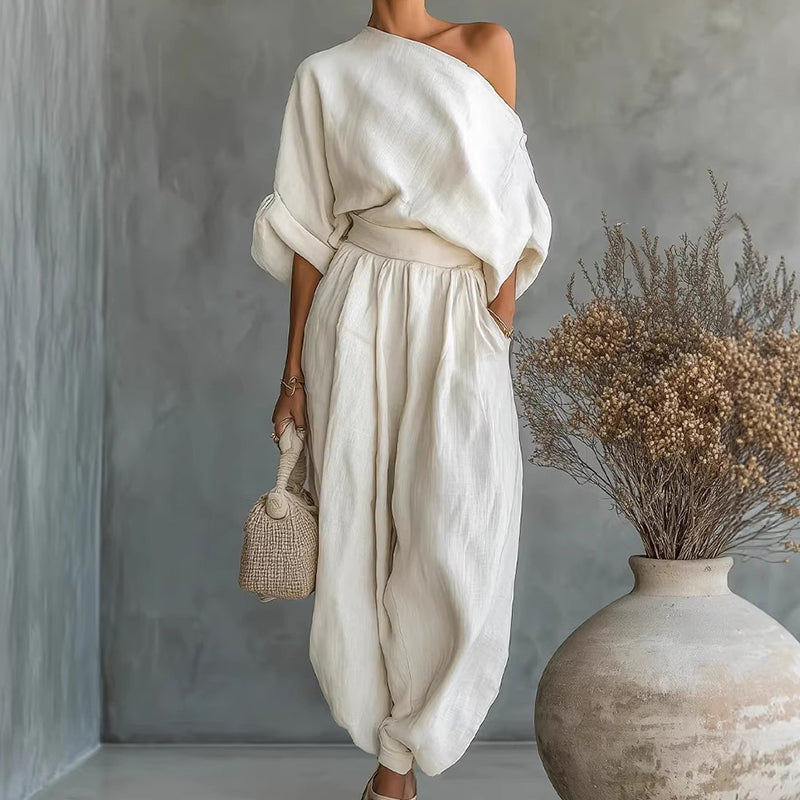 Ensemble pour femme avec haut asymétrique à une épaule et pantalon