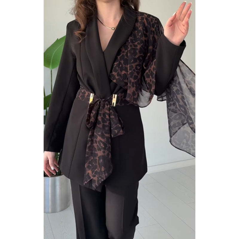 Ensemble blazer avec accent léopard et pantalon pour femme