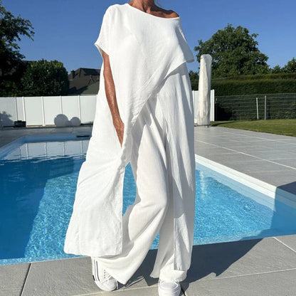 Ensemble femme composé d'un haut asymétrique à épaules dénudées et d'un pantalon