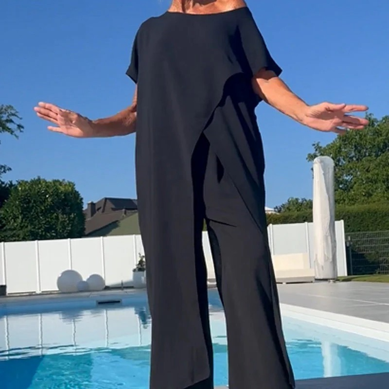 Ensemble femme composé d'un haut asymétrique à épaules dénudées et d'un pantalon
