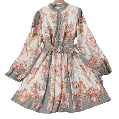 🌸 Élégance intemporelle – Robe mini à col montant et imprimé floral romantique 🌷