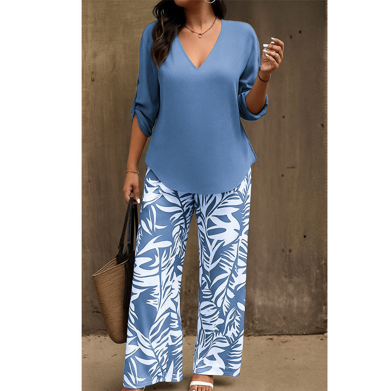 Ensemble composé d'un chemisier pour femme à encolure en V et d'un pantalon à jambes larges à motifs