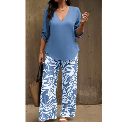 Ensemble composé d'un chemisier pour femme à encolure en V et d'un pantalon à jambes larges à motifs