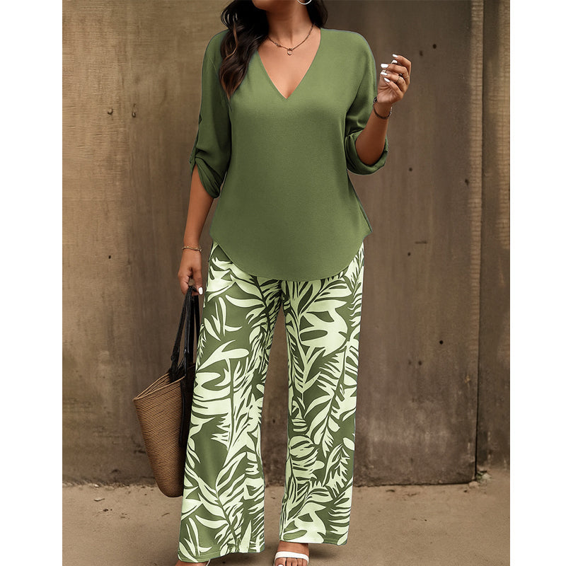 Ensemble composé d'un chemisier pour femme à encolure en V et d'un pantalon à jambes larges à motifs