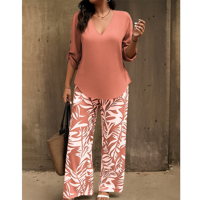 Ensemble composé d'un chemisier pour femme à encolure en V et d'un pantalon à jambes larges à motifs