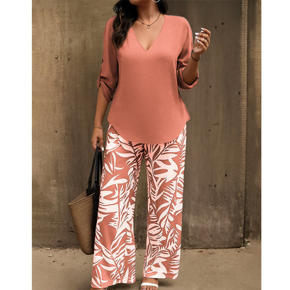 Ensemble composé d'un chemisier pour femme à encolure en V et d'un pantalon à jambes larges à motifs