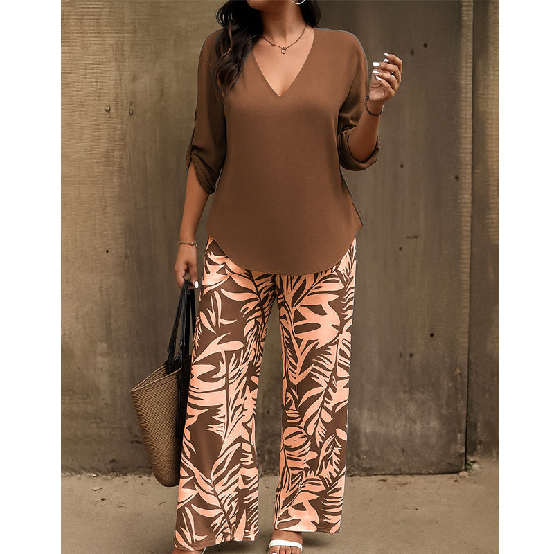 Ensemble composé d'un chemisier pour femme à encolure en V et d'un pantalon à jambes larges à motifs