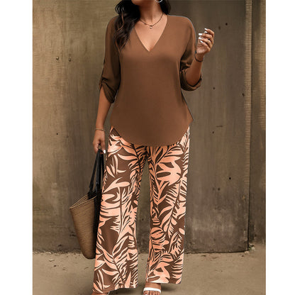 Ensemble composé d'un chemisier pour femme à encolure en V et d'un pantalon à jambes larges à motifs