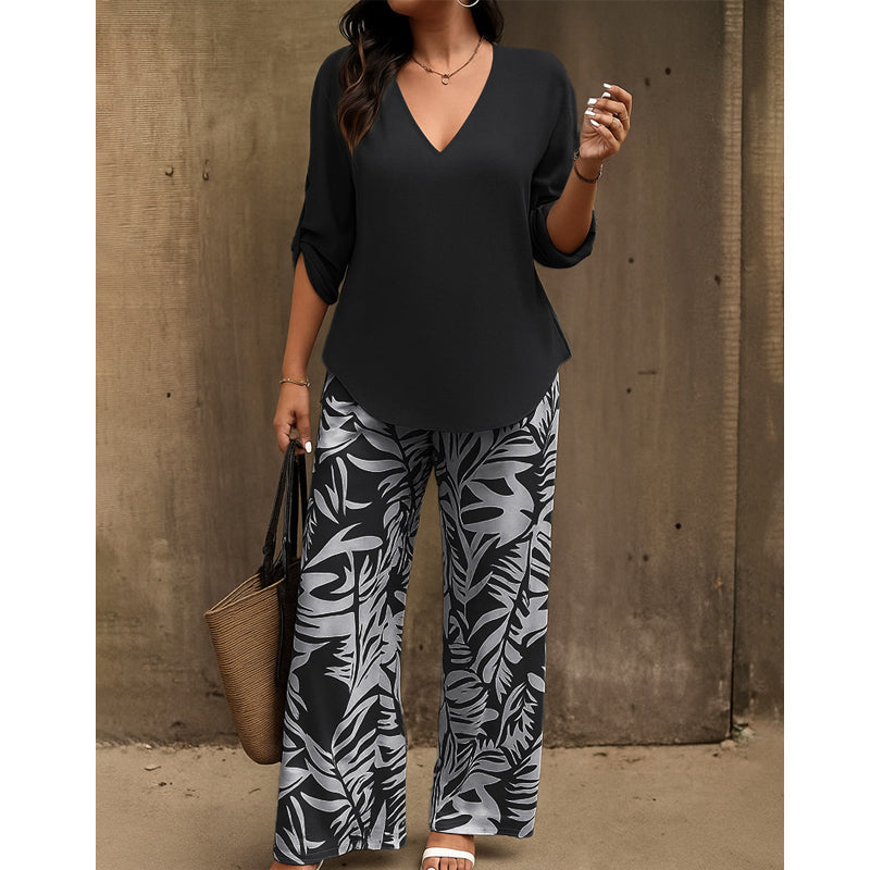 Ensemble composé d'un chemisier pour femme à encolure en V et d'un pantalon à jambes larges à motifs