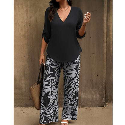 Ensemble composé d'un chemisier pour femme à encolure en V et d'un pantalon à jambes larges à motifs