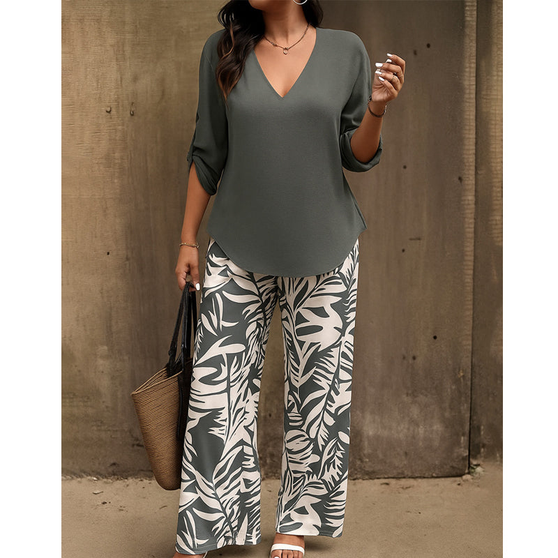 Ensemble composé d'un chemisier pour femme à encolure en V et d'un pantalon à jambes larges à motifs