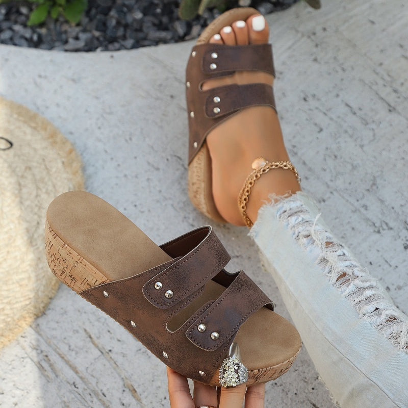 Sandales compensées à détails cloutés pour femme