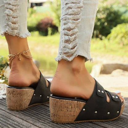 Sandales compensées à détails cloutés pour femme