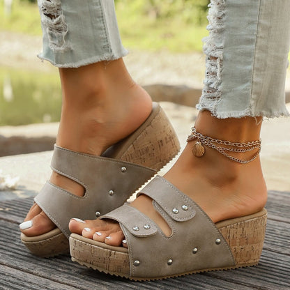 Sandales compensées à détails cloutés pour femme