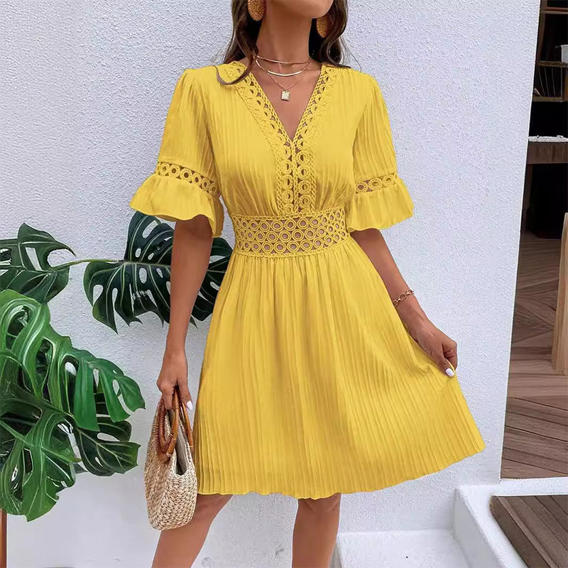 Robe chic à col en V avec découpes en dentelle