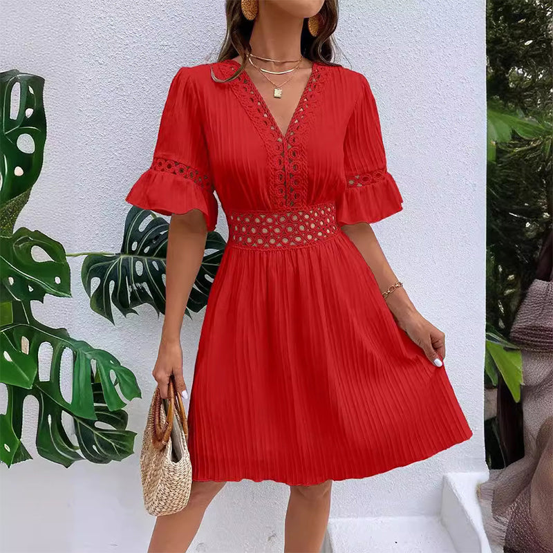 Robe chic à col en V avec découpes en dentelle
