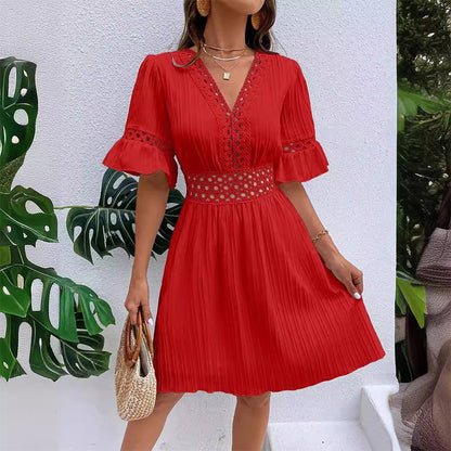 Robe chic à col en V avec découpes en dentelle