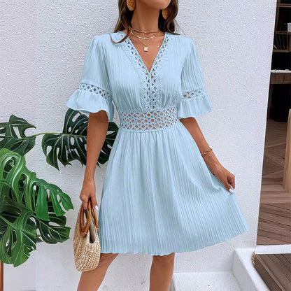 Robe chic à col en V avec découpes en dentelle