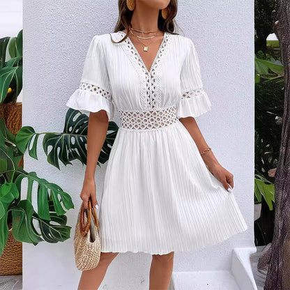 Robe chic à col en V avec découpes en dentelle