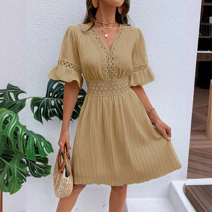 Robe chic à col en V avec découpes en dentelle