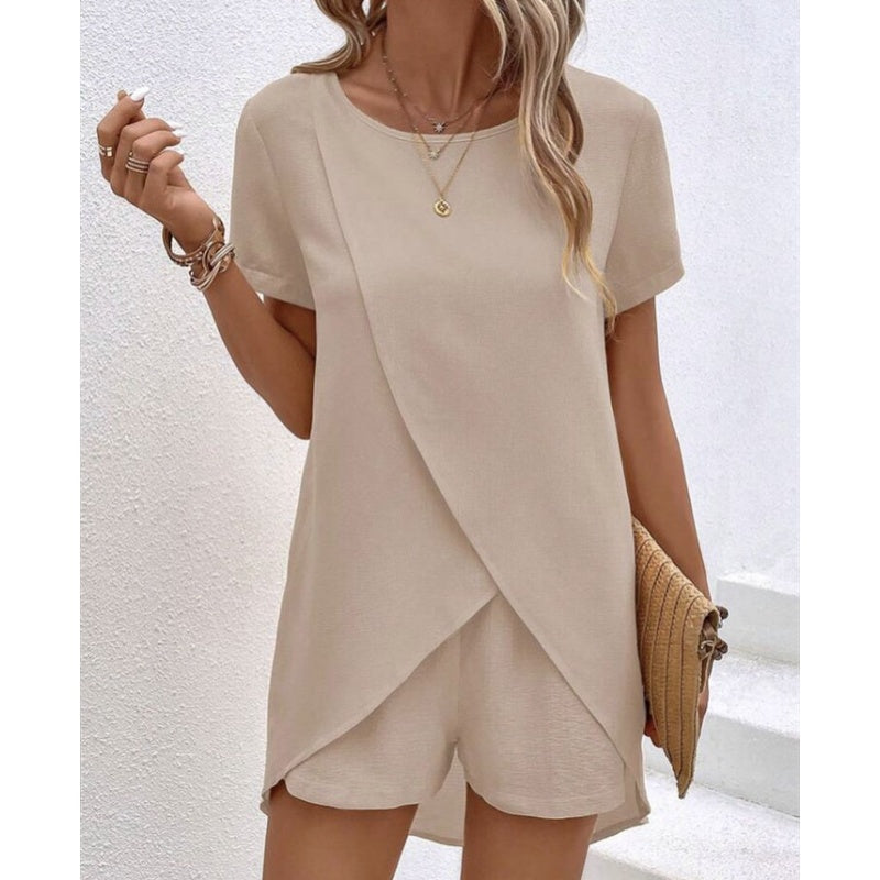 Ensemble deux pièces pour femme composé d'un haut asymétrique et d'un short, couleur unie