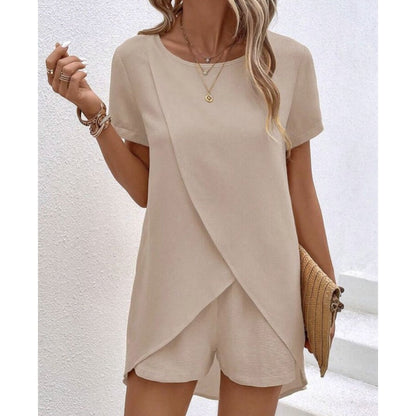 Ensemble deux pièces pour femme composé d'un haut asymétrique et d'un short, couleur unie