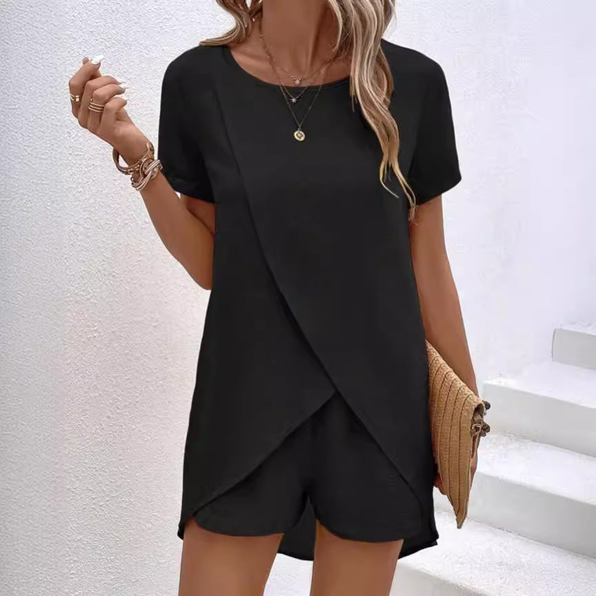Ensemble deux pièces pour femme composé d'un haut asymétrique et d'un short, couleur unie