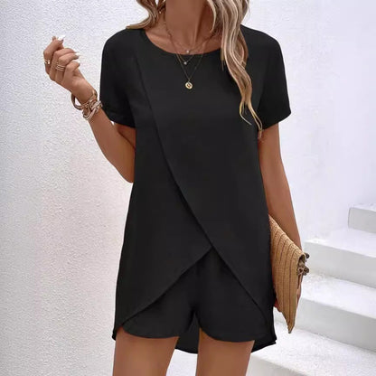 Ensemble deux pièces pour femme composé d'un haut asymétrique et d'un short, couleur unie