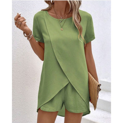 Ensemble deux pièces pour femme composé d'un haut asymétrique et d'un short, couleur unie