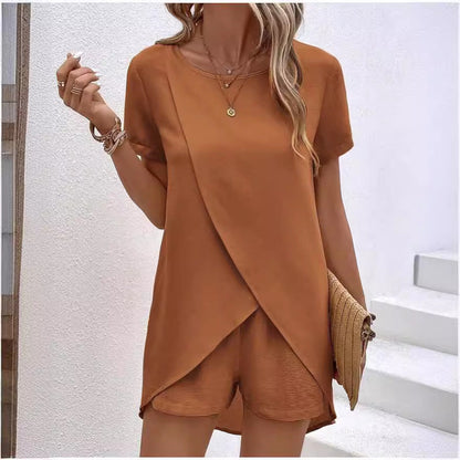 Ensemble deux pièces pour femme composé d'un haut asymétrique et d'un short, couleur unie