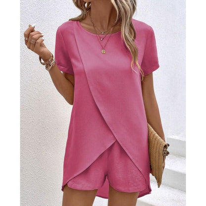 Ensemble deux pièces pour femme composé d'un haut asymétrique et d'un short, couleur unie
