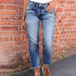 Un jean slim tendance au look usé pour femme