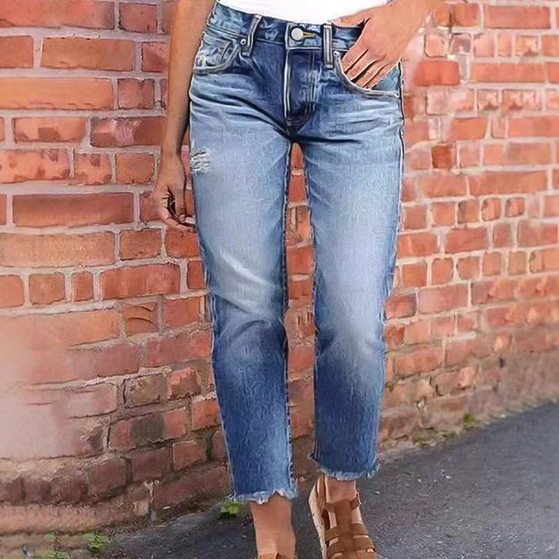 Un jean slim tendance au look usé pour femme