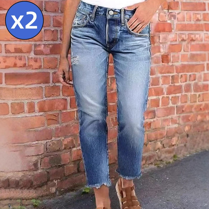 Un jean slim tendance au look usé pour femme