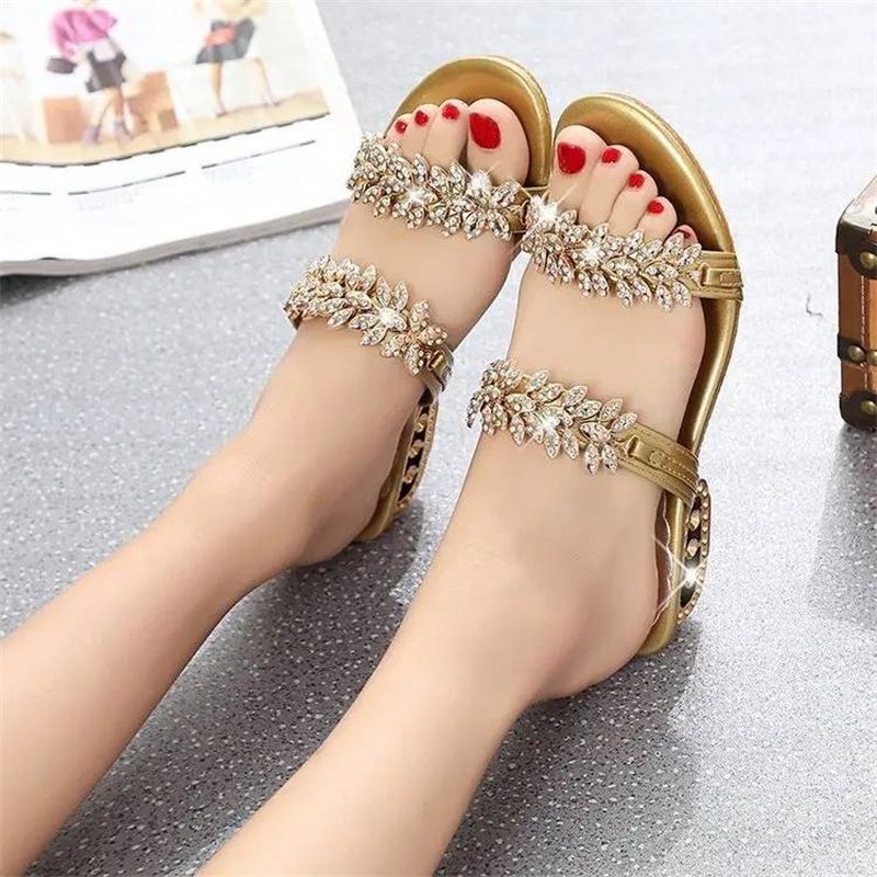 📢⏰ DERNIER JOUR 50% ! Sandales Femme à Strass – Talon Plat 4cm, Ornements Métalliques, Tige PU, Confort & Éclat pour l'Été & le Quotidien 👡