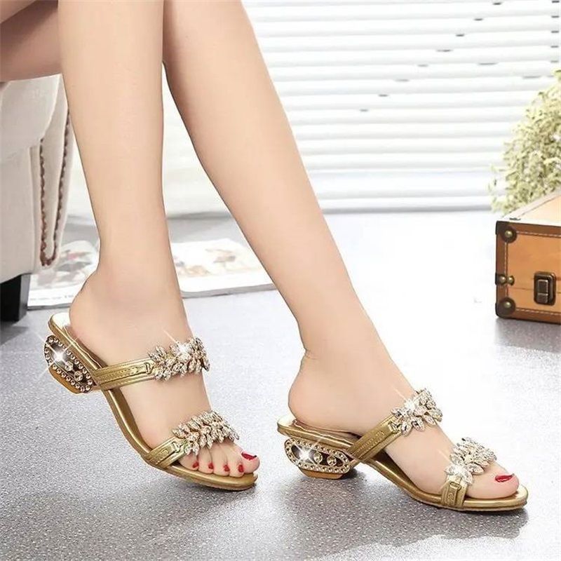 📢⏰ DERNIER JOUR 50% ! Sandales Femme à Strass – Talon Plat 4cm, Ornements Métalliques, Tige PU, Confort & Éclat pour l'Été & le Quotidien 👡