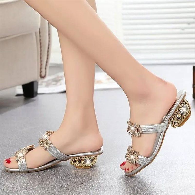 📢⏰ DERNIER JOUR 50% ! Sandales Femme à Strass – Talon Plat 4cm, Ornements Métalliques, Tige PU, Confort & Éclat pour l'Été & le Quotidien 👡