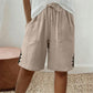 Short femme avec détails de boutons latéraux