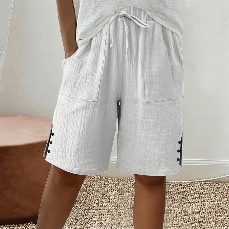 Short femme avec détails de boutons latéraux