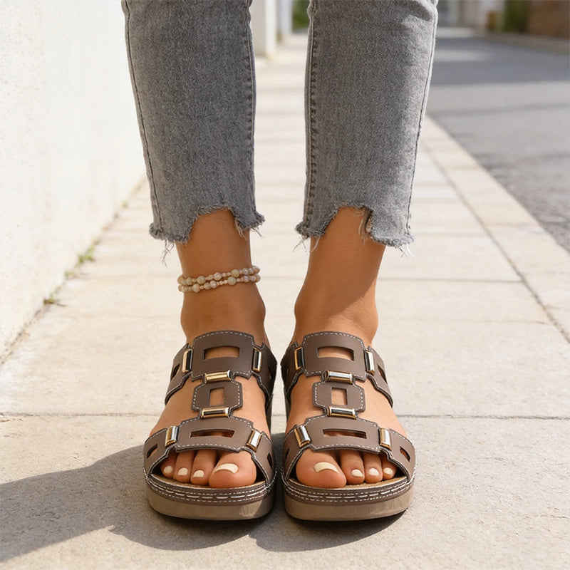 👡 50% DE RÉDUCTION 👠 Sandales compensées rétro à découpes pour femme – Semelle légère & bride ajustable – Style vintage chic, parfaites pour l’été, les vacances ou les soirées habillées – confort et élégance ✨