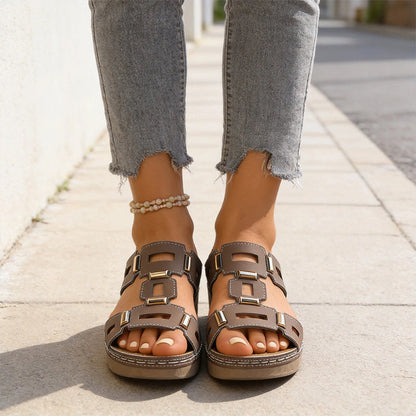 👡 50% DE RÉDUCTION 👠 Sandales compensées rétro à découpes pour femme – Semelle légère & bride ajustable – Style vintage chic, parfaites pour l’été, les vacances ou les soirées habillées – confort et élégance ✨