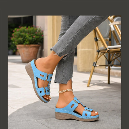 👡 50% DE RÉDUCTION 👠 Sandales compensées rétro à découpes pour femme – Semelle légère & bride ajustable – Style vintage chic, parfaites pour l’été, les vacances ou les soirées habillées – confort et élégance ✨