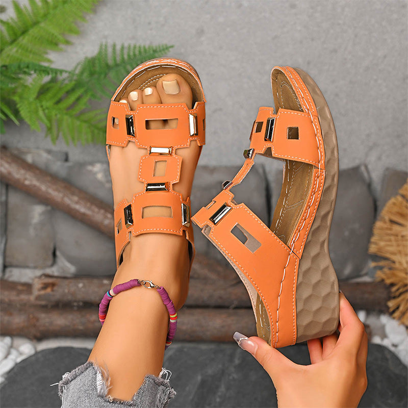👡 50% DE RÉDUCTION 👠 Sandales compensées rétro à découpes pour femme – Semelle légère & bride ajustable – Style vintage chic, parfaites pour l’été, les vacances ou les soirées habillées – confort et élégance ✨