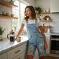 👖 60% DE RÉDUCTION 🌊 Salopette short femme en jean – Bleu clair délavé, détails déchirés & bords effilochés – Coupe décontractée, idéale pour le quotidien urbain ou l’été – look tendance et confortable ✨